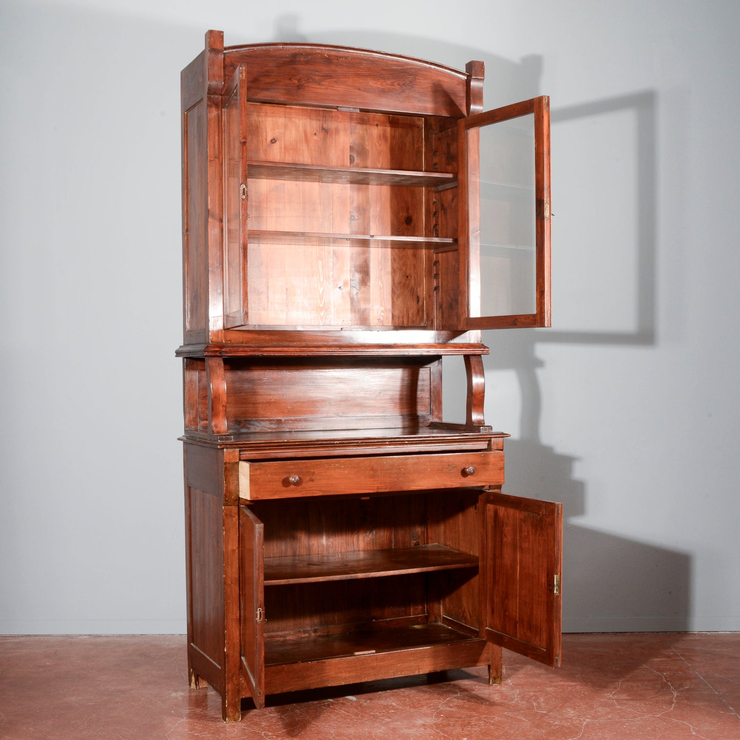 Credenza vetrina doppio corpo Liberty in abete Italia 1920