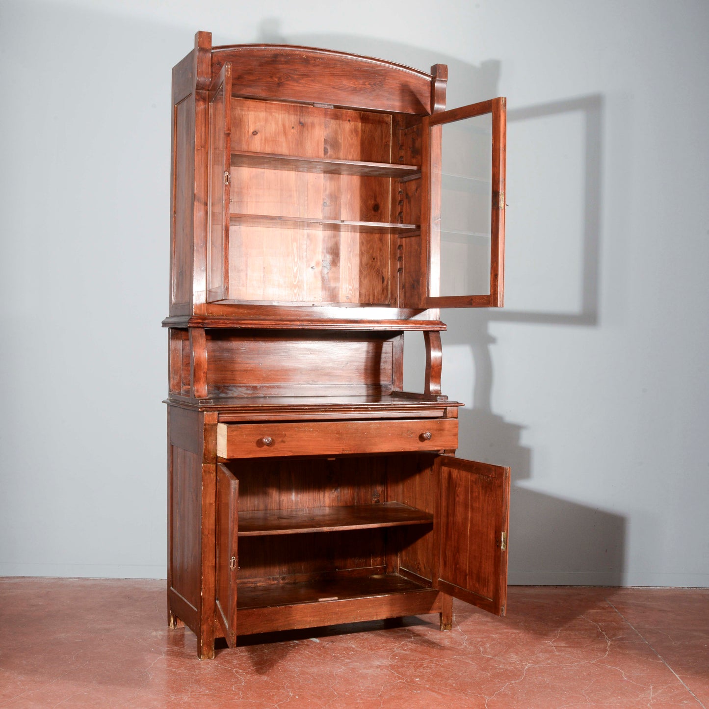 Credenza vetrina doppio corpo Liberty in abete Italia 1920
