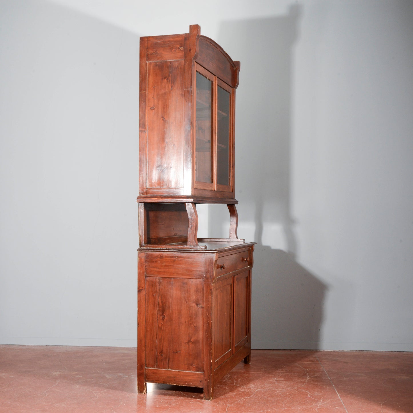 Credenza vetrina doppio corpo Liberty in abete Italia 1920