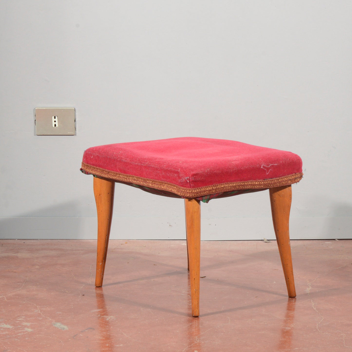 Sgabello 1950 rivestito in velluto rosso