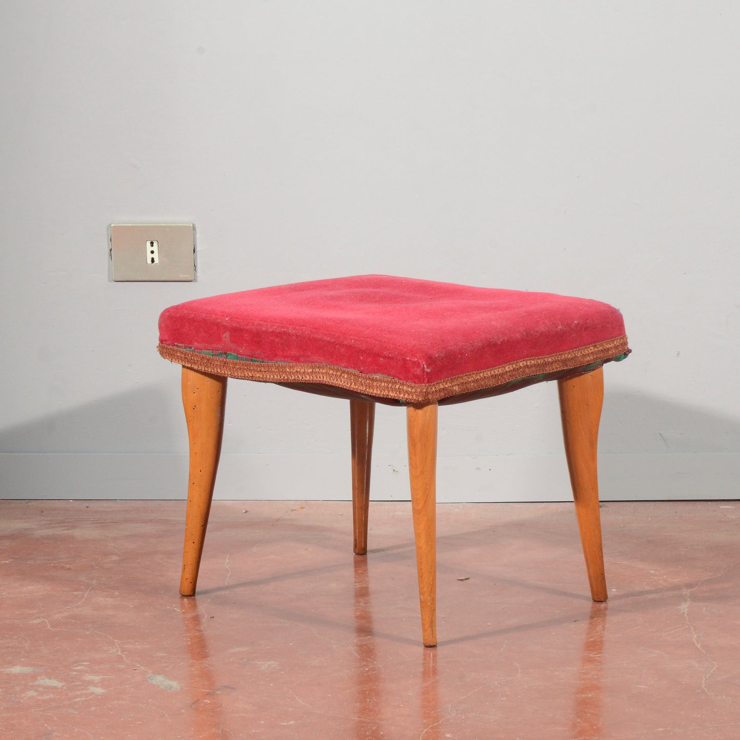 Sgabello 1950 rivestito in velluto rosso