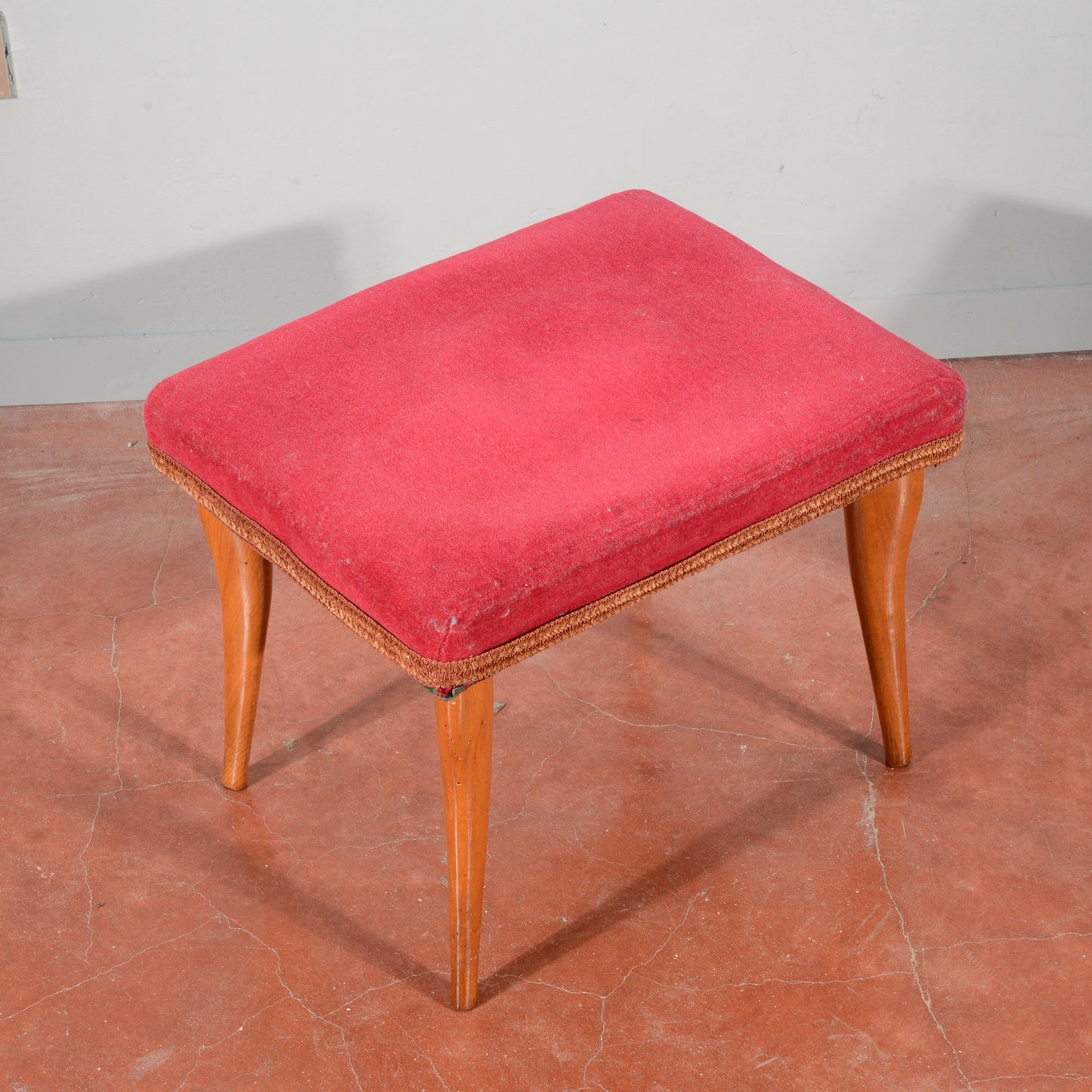 Sgabello 1950 rivestito in velluto rosso