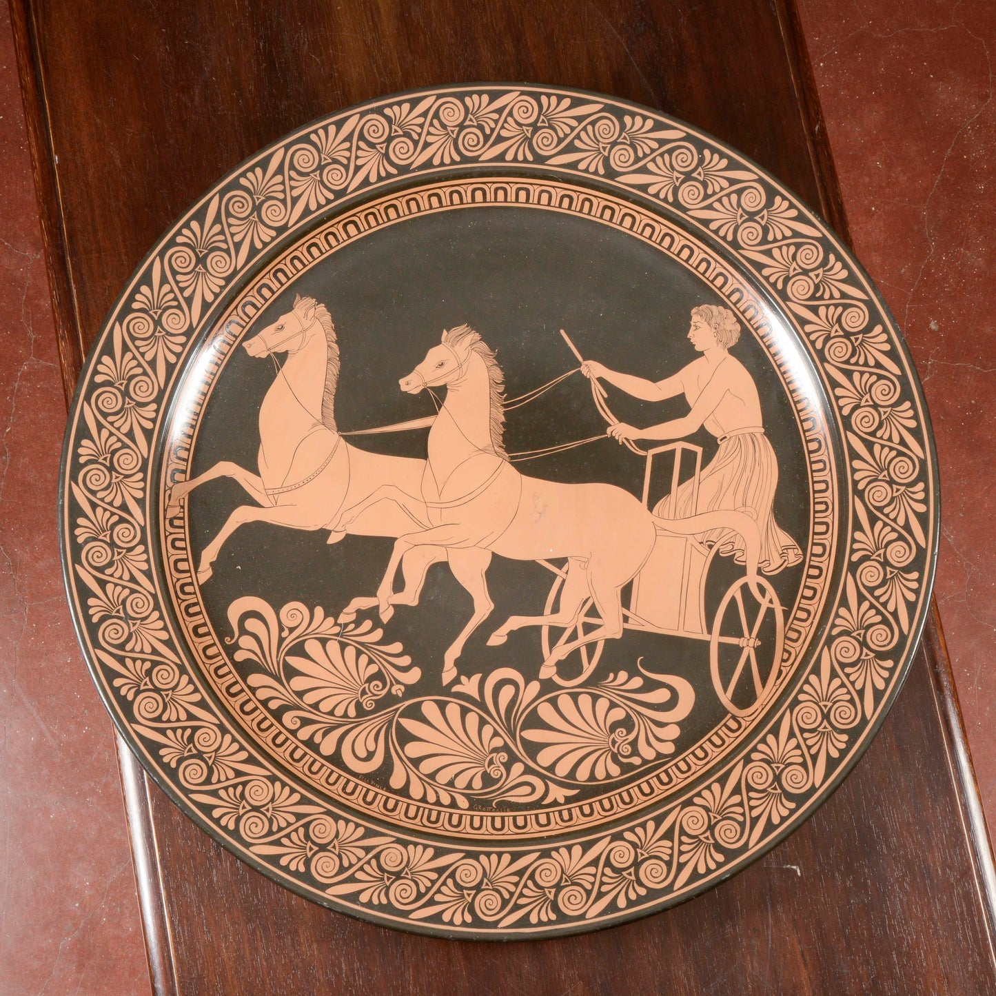 Piatto da parete  in ceramica con decoro di scena neoclassica