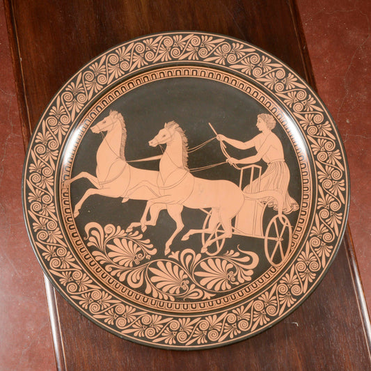 Piatto da parete  in ceramica con decoro di scena neoclassica