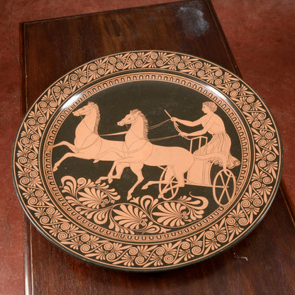 Piatto da parete  in ceramica con decoro di scena neoclassica