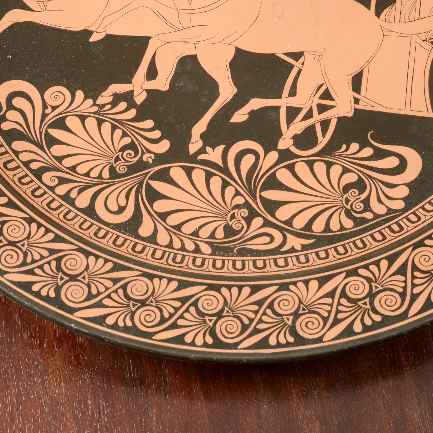Piatto da parete  in ceramica con decoro di scena neoclassica