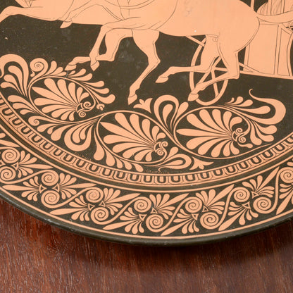 Piatto da parete  in ceramica con decoro di scena neoclassica