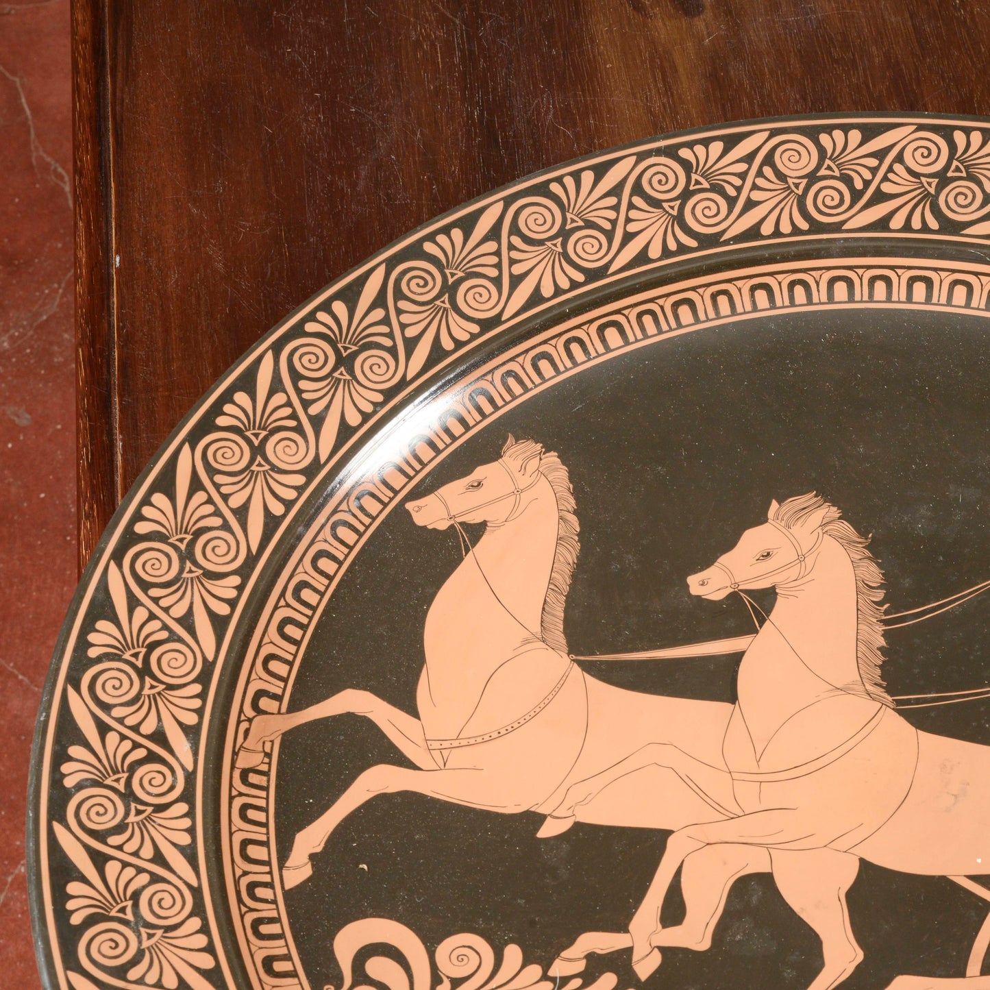 Piatto da parete  in ceramica con decoro di scena neoclassica