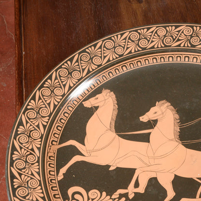 Piatto da parete  in ceramica con decoro di scena neoclassica