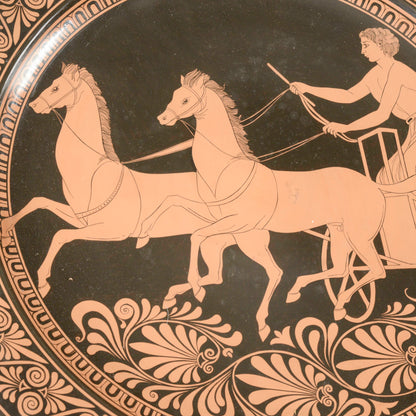 Piatto da parete  in ceramica con decoro di scena neoclassica
