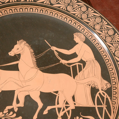 Piatto da parete  in ceramica con decoro di scena neoclassica