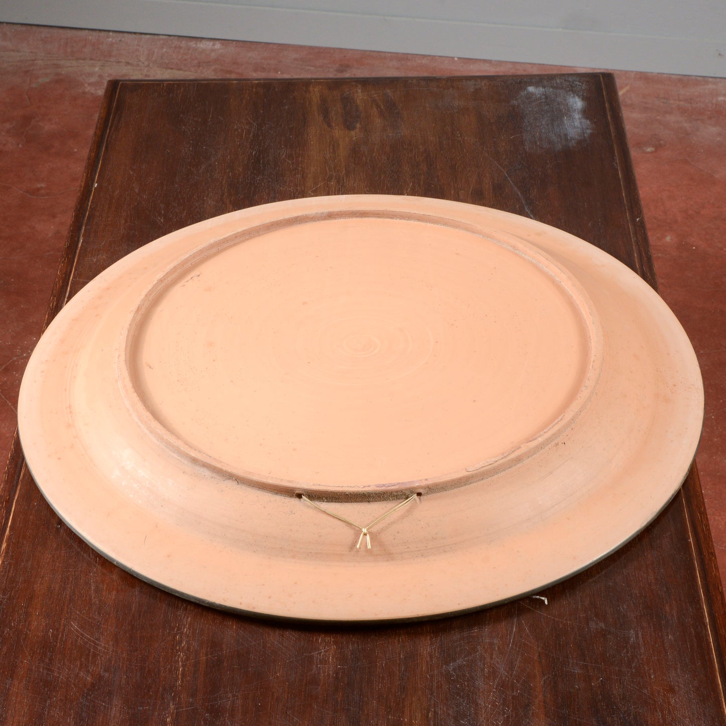Piatto da parete  in ceramica con decoro di scena neoclassica