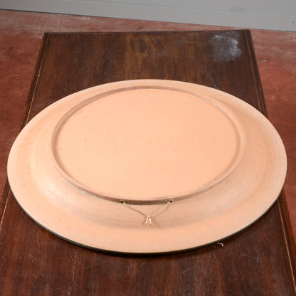 Piatto da parete  in ceramica con decoro di scena neoclassica