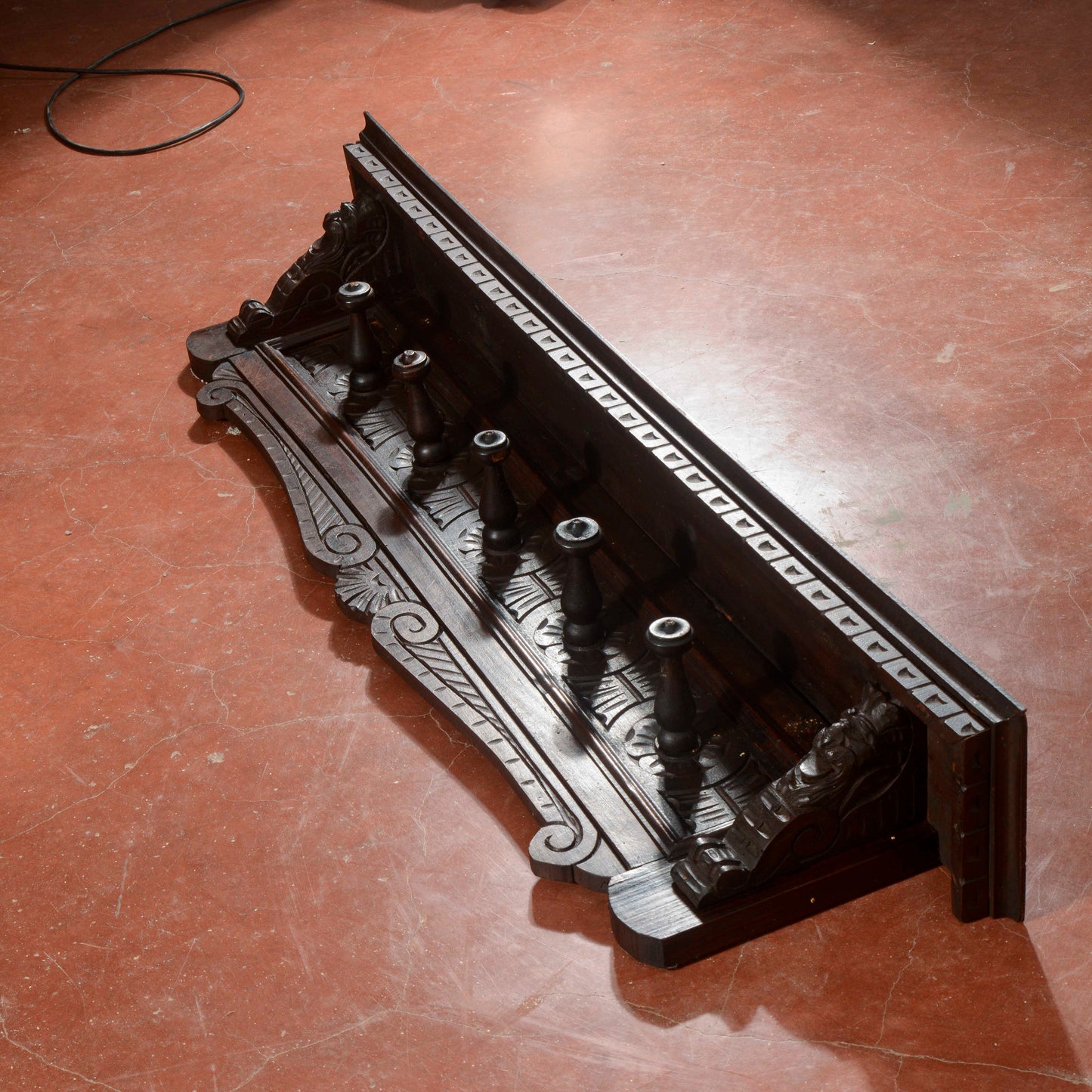 Appendiabiti da parete intagliato stile rinascimento