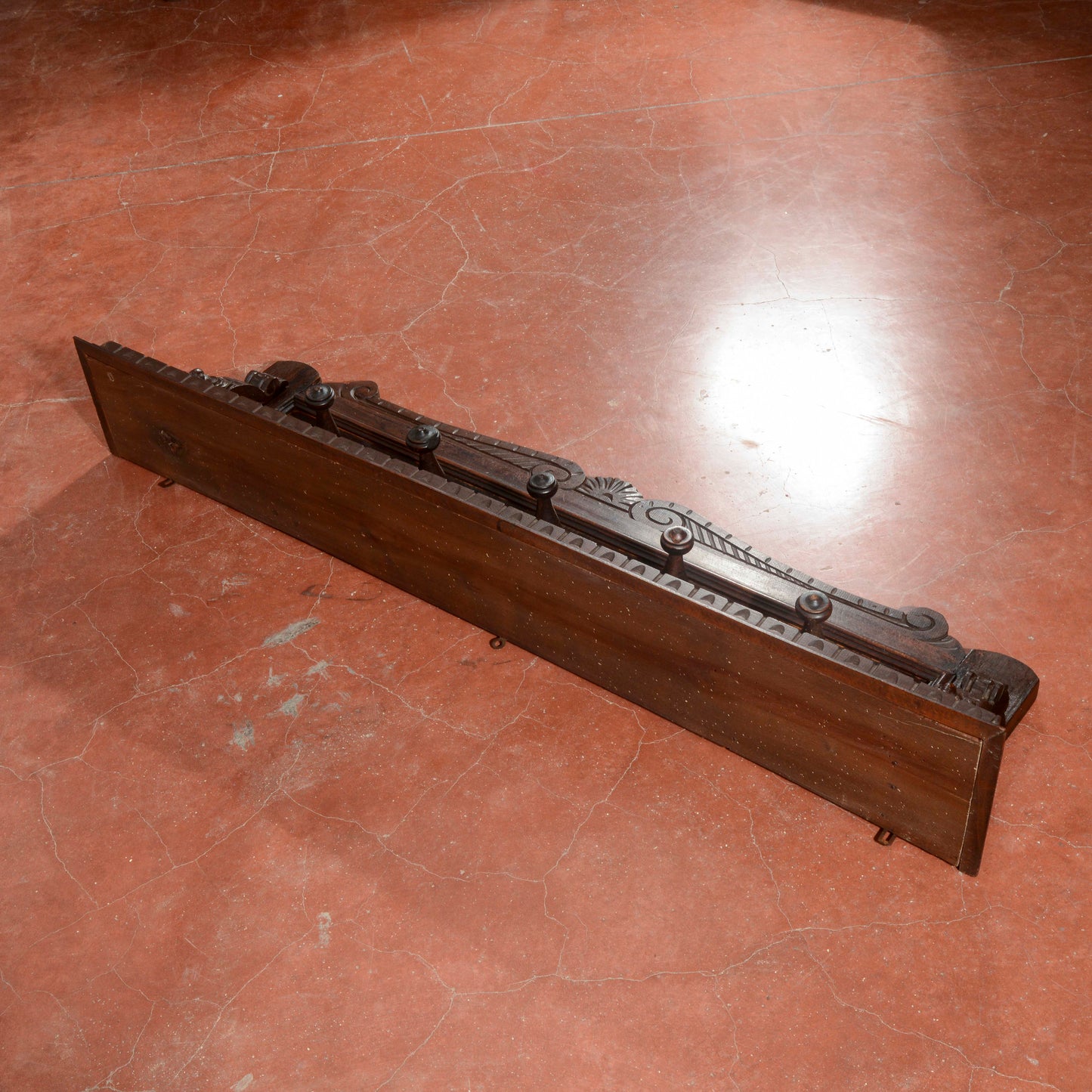 Appendiabiti da parete intagliato stile rinascimento