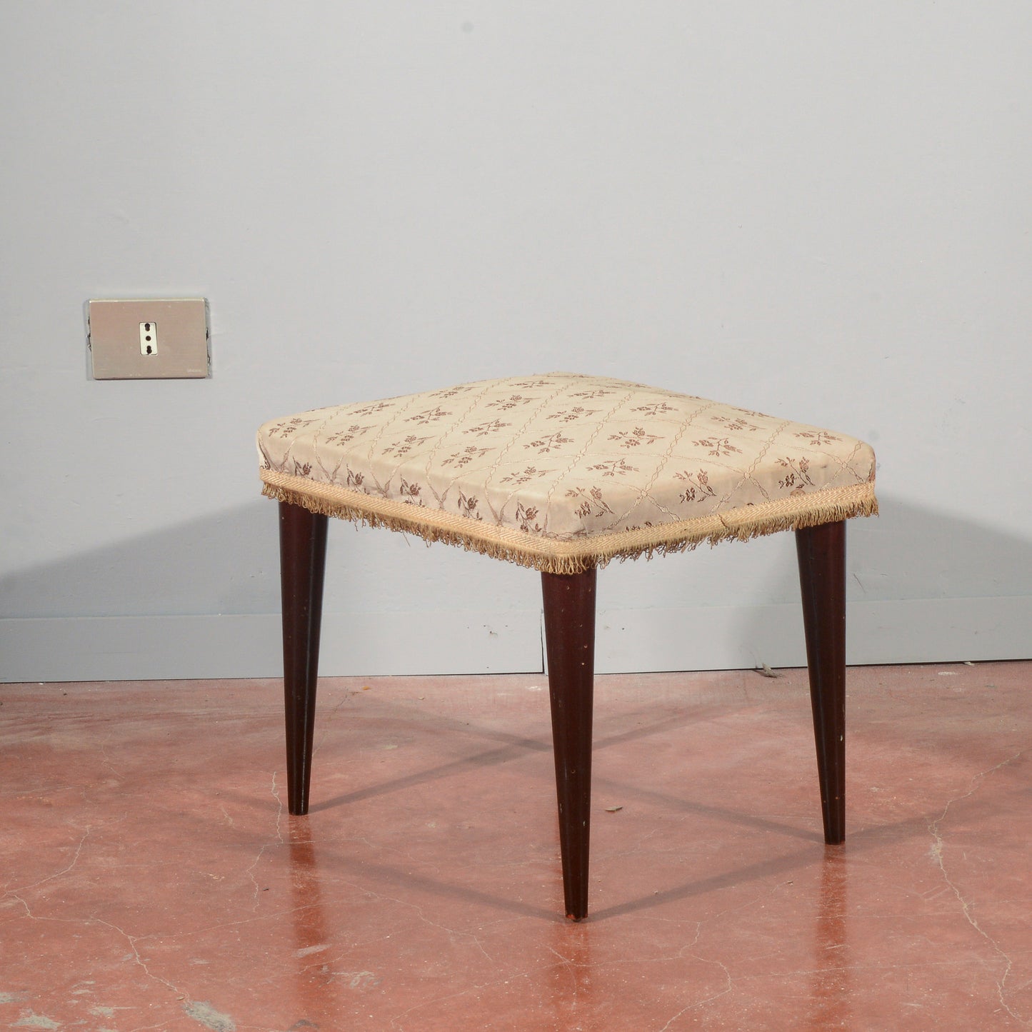 Sgabello anni 1950 rivestito in tessuto damascato
