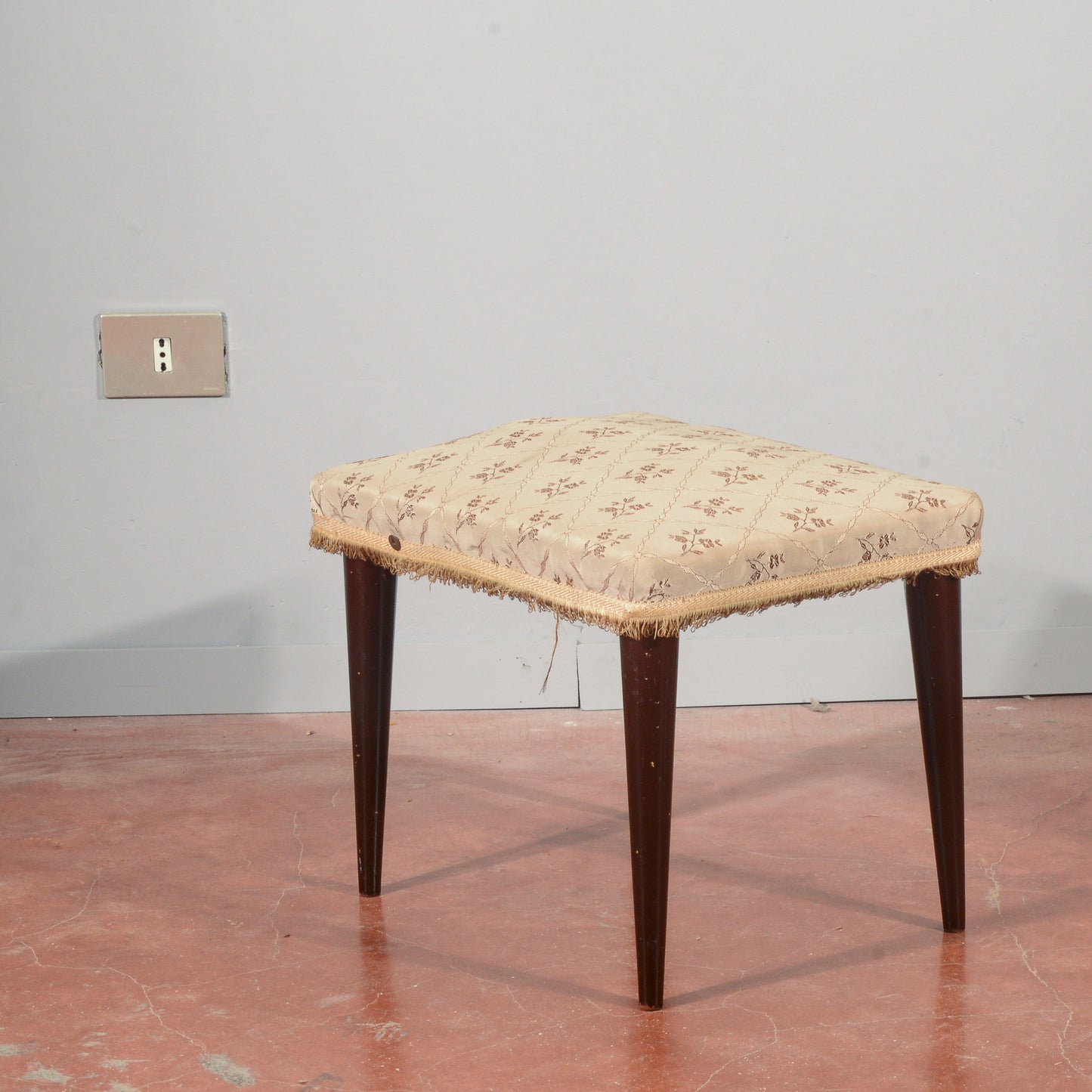 Sgabello anni 1950 rivestito in tessuto damascato