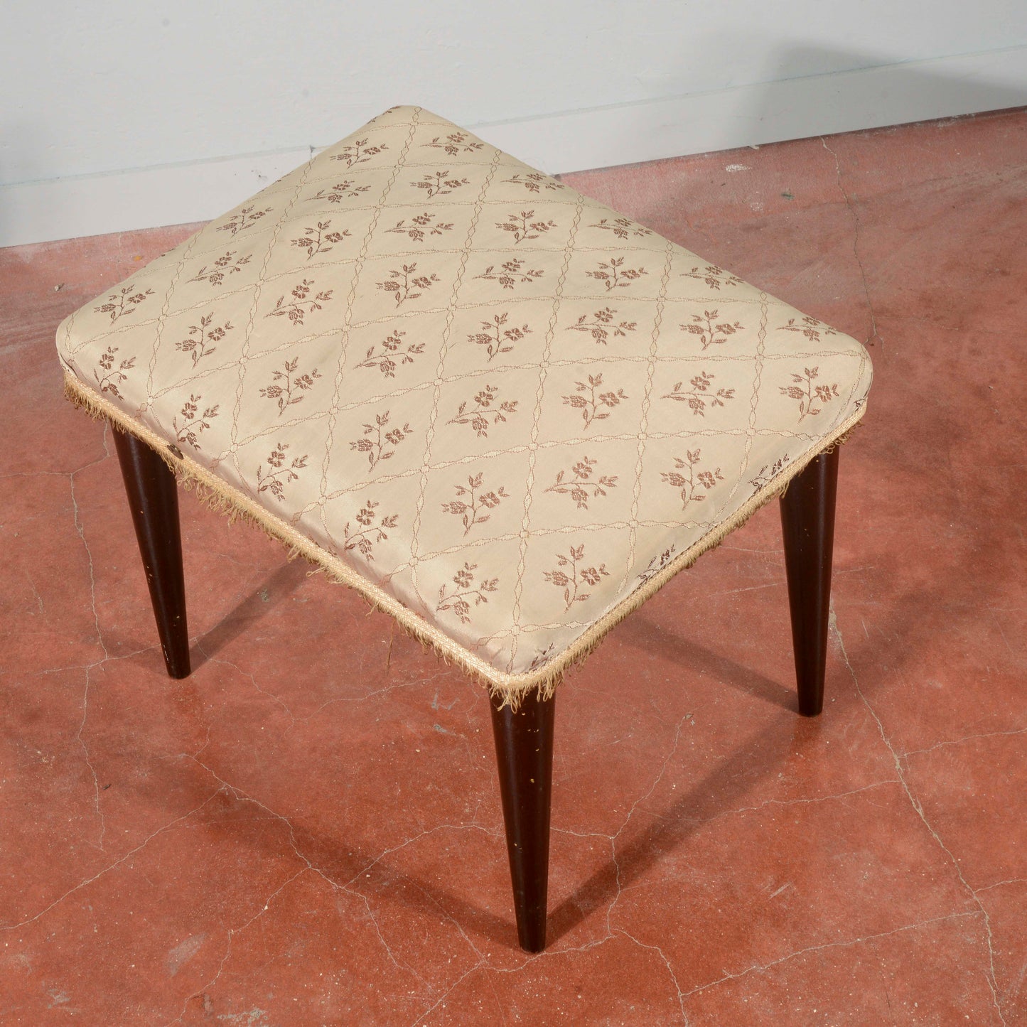 Sgabello anni 1950 rivestito in tessuto damascato