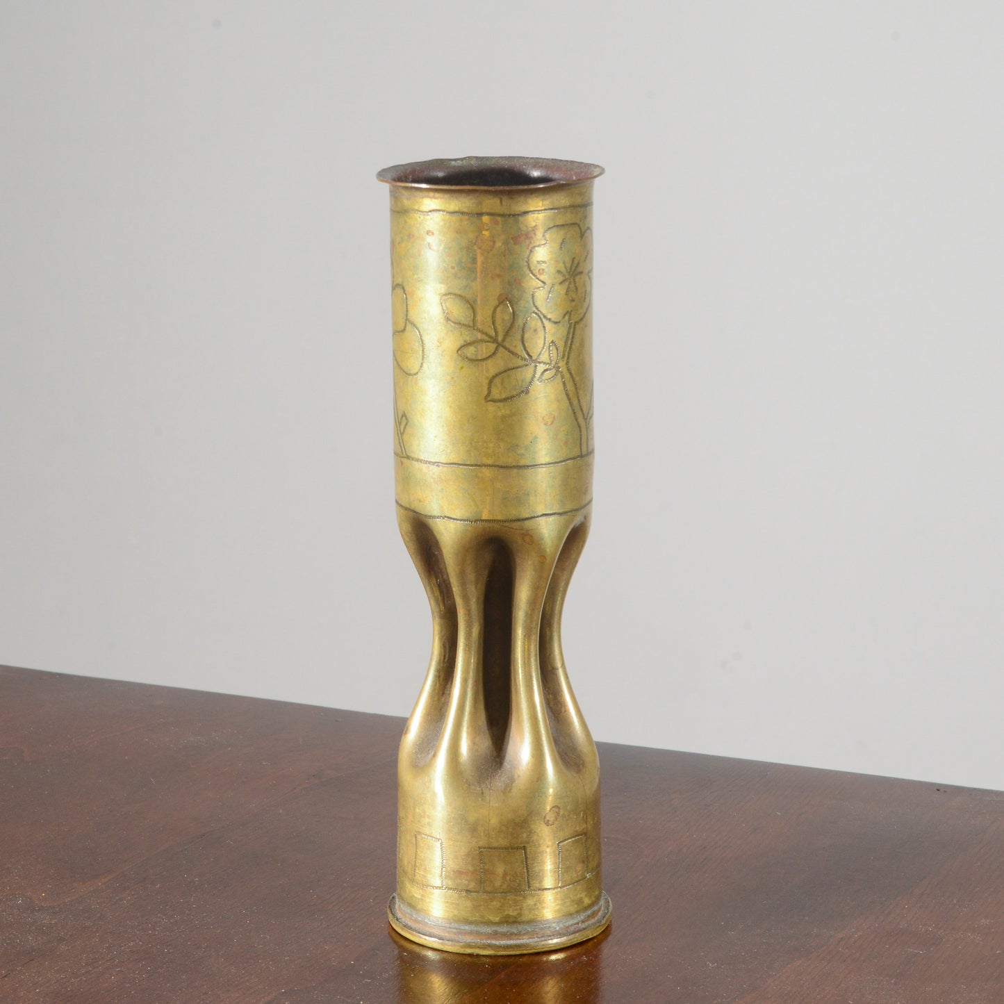 Vaso proiettile militare in ottone lavorato e inciso Italia XX secolo