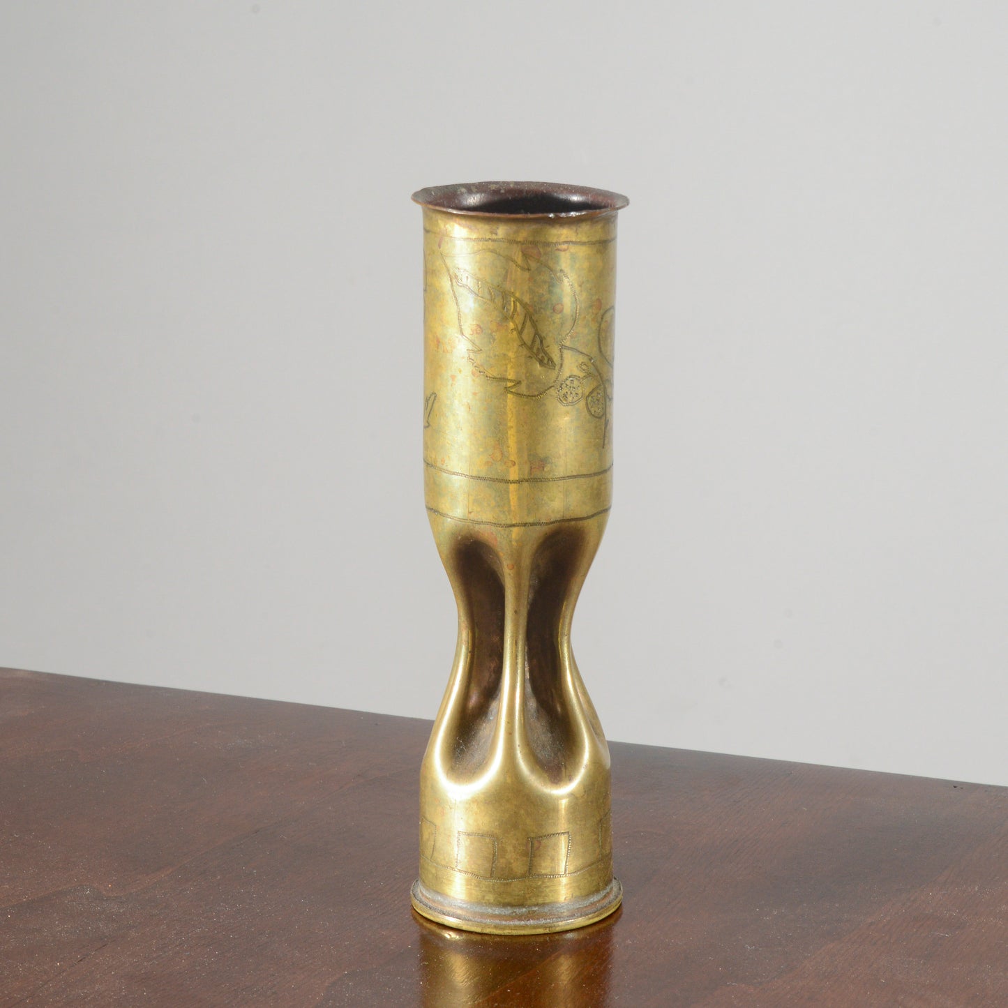Vaso proiettile militare in ottone lavorato e inciso Italia XX secolo