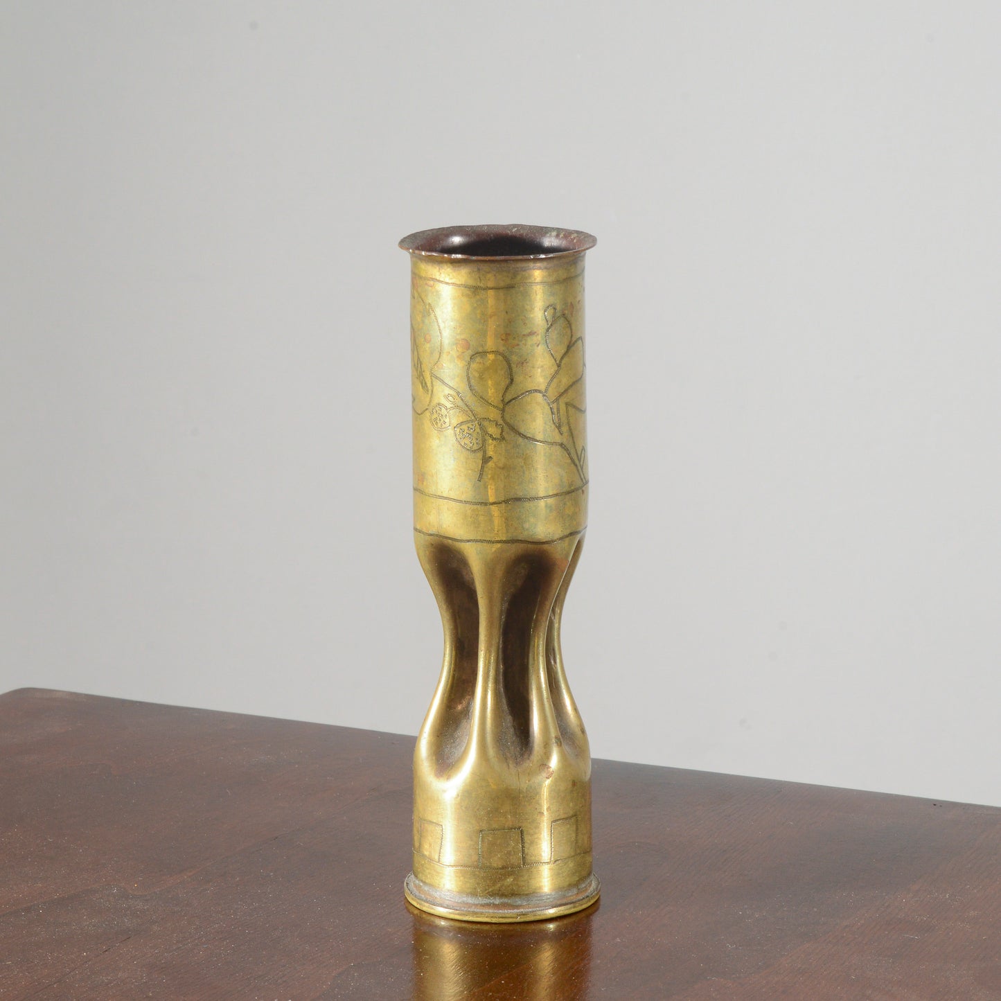 Vaso proiettile militare in ottone lavorato e inciso Italia XX secolo