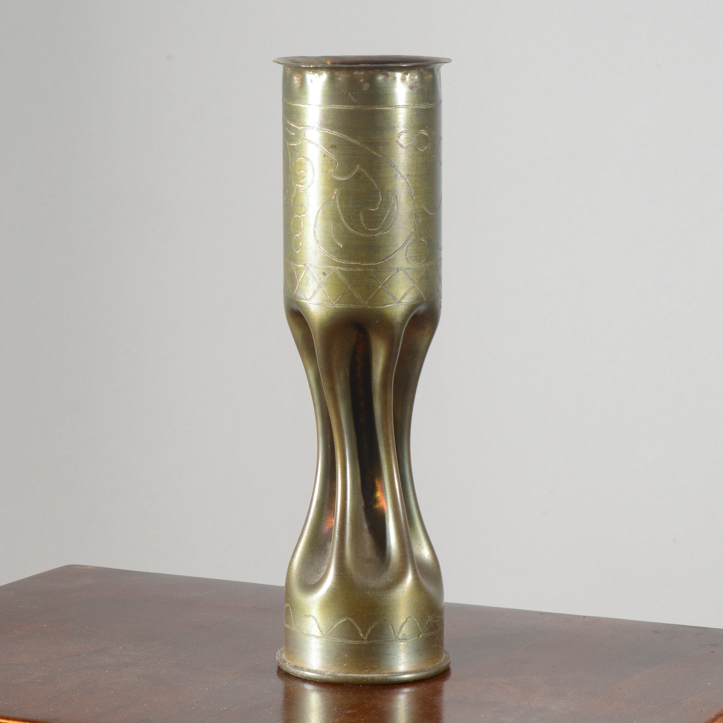 Vaso proiettile militare in ottone incisioni decorative floreali grafiche produzione XX secolo