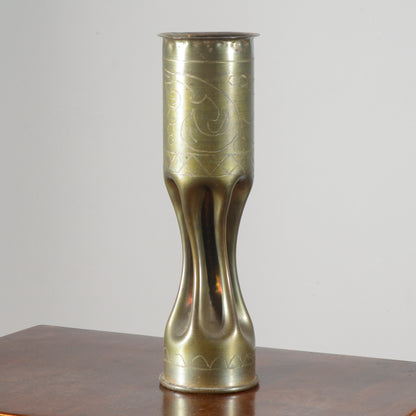 Vaso proiettile militare in ottone incisioni decorative floreali grafiche produzione XX secolo