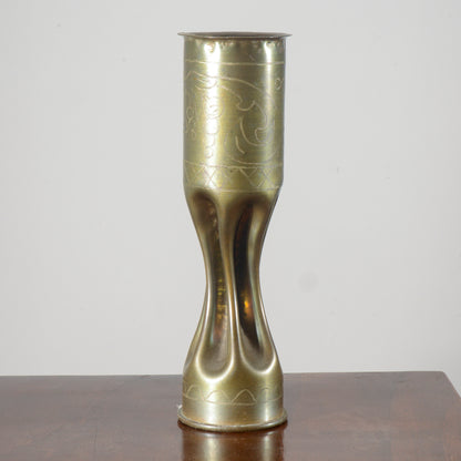 Vaso proiettile militare in ottone incisioni decorative floreali grafiche produzione XX secolo
