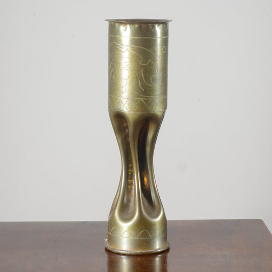 Vaso proiettile militare in ottone incisioni decorative floreali grafiche produzione XX secolo