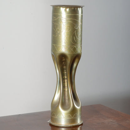 Vaso proiettile militare in ottone incisioni decorative floreali grafiche produzione XX secolo