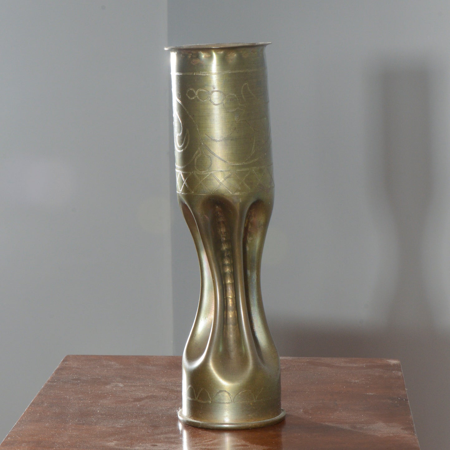 Vaso proiettile militare in ottone incisioni decorative floreali grafiche produzione XX secolo