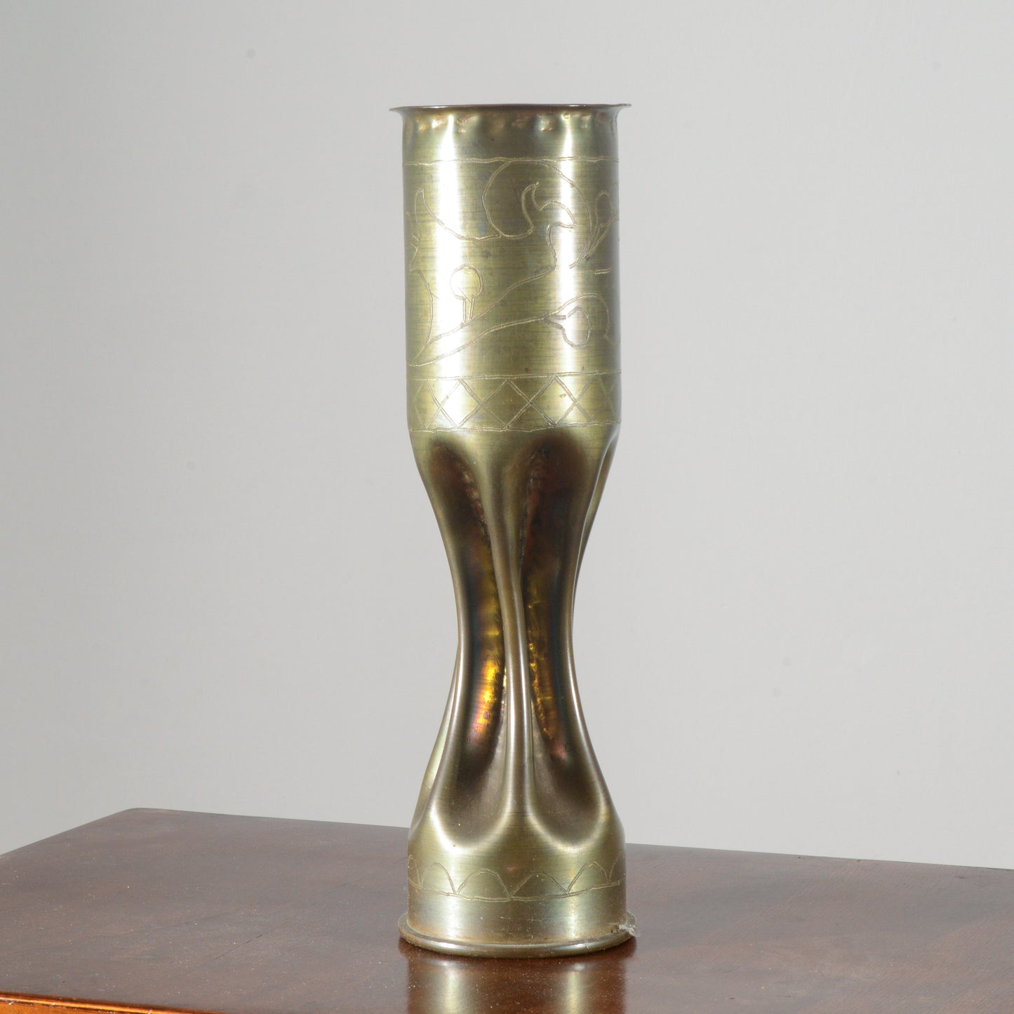 Vaso proiettile militare in ottone incisioni decorative floreali grafiche produzione XX secolo