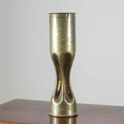 Vaso proiettile militare in ottone incisioni decorative floreali grafiche produzione XX secolo