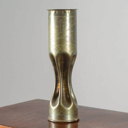 Vaso proiettile militare in ottone incisioni decorative floreali grafiche produzione XX secolo