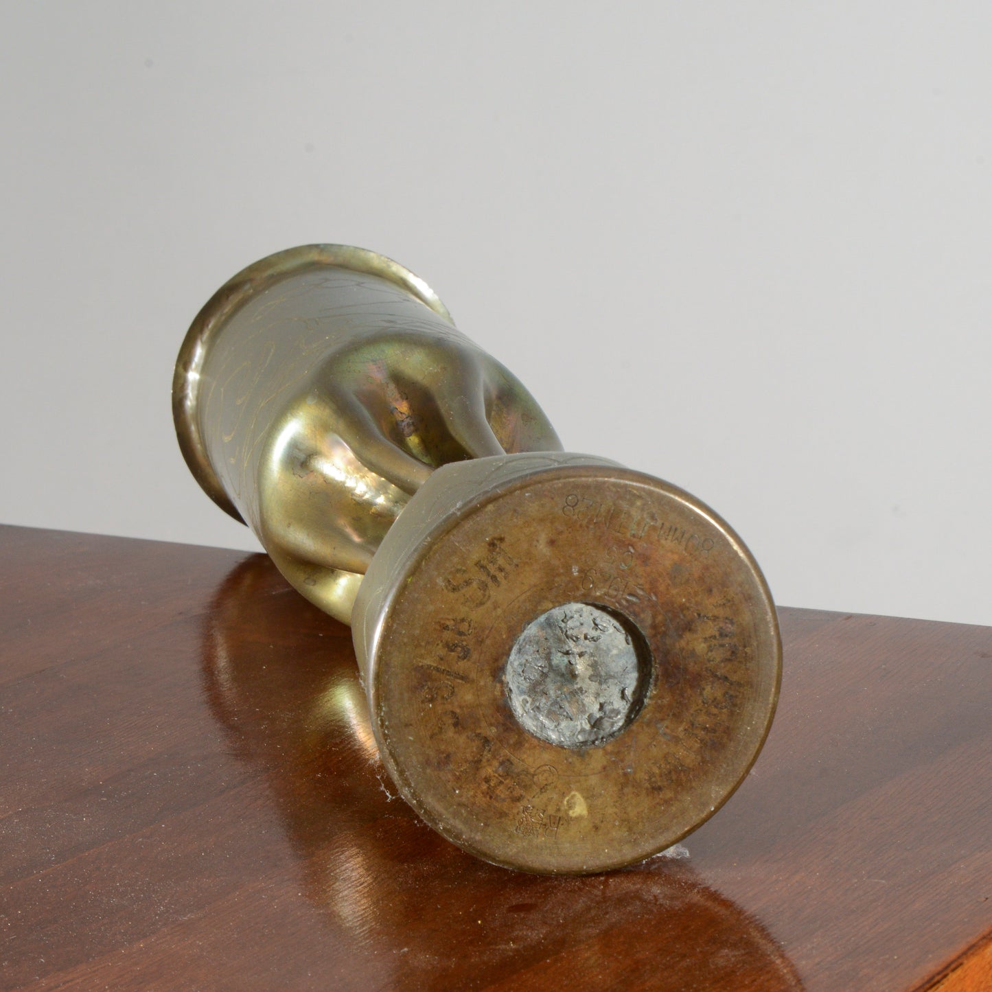 Vaso proiettile militare in ottone incisioni decorative floreali grafiche produzione XX secolo