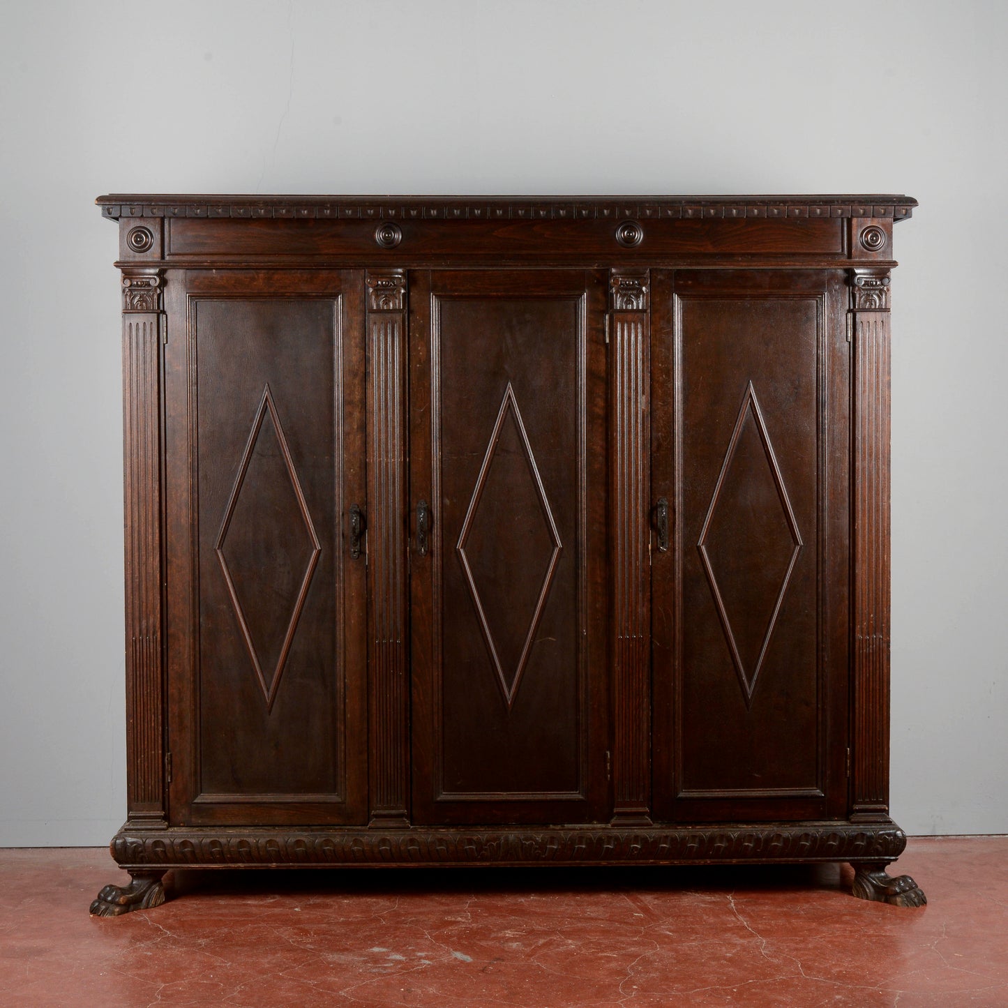 Credenza libreria tre ante epoca primo 900 decori a rombi stile neorinascimentale