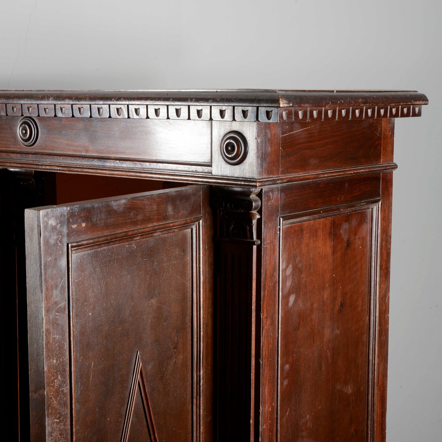Credenza libreria tre ante epoca primo 900 decori a rombi stile neorinascimentale