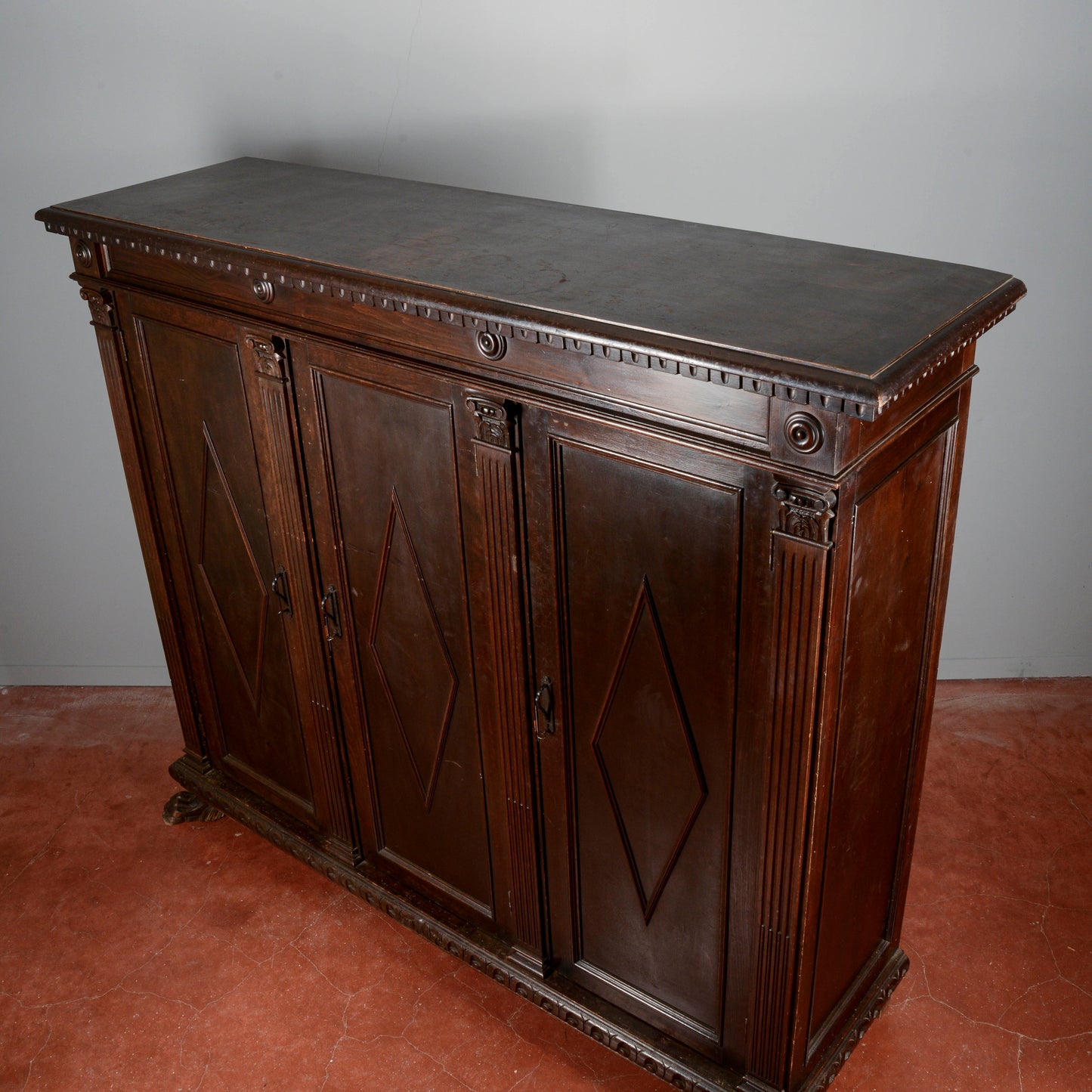 Credenza libreria tre ante epoca primo 900 decori a rombi stile neorinascimentale