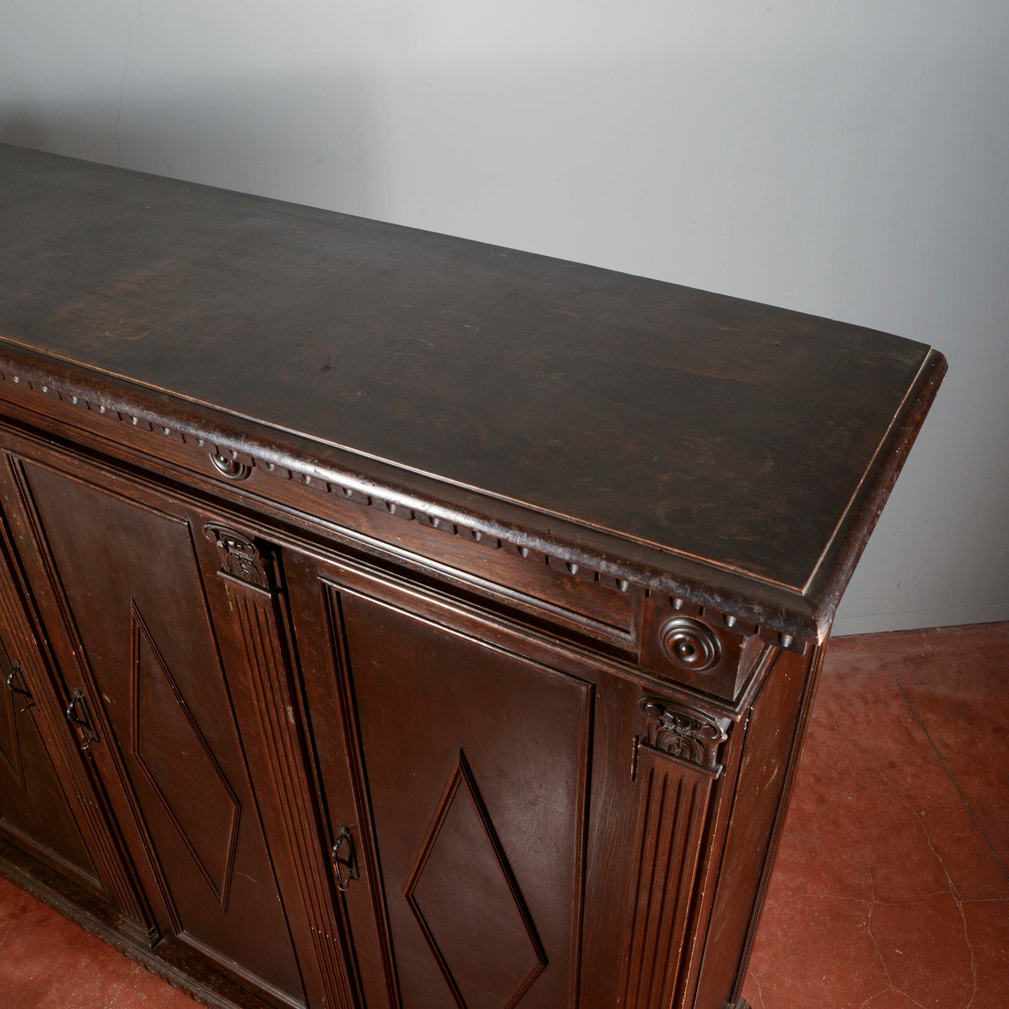 Credenza libreria tre ante epoca primo 900 decori a rombi stile neorinascimentale