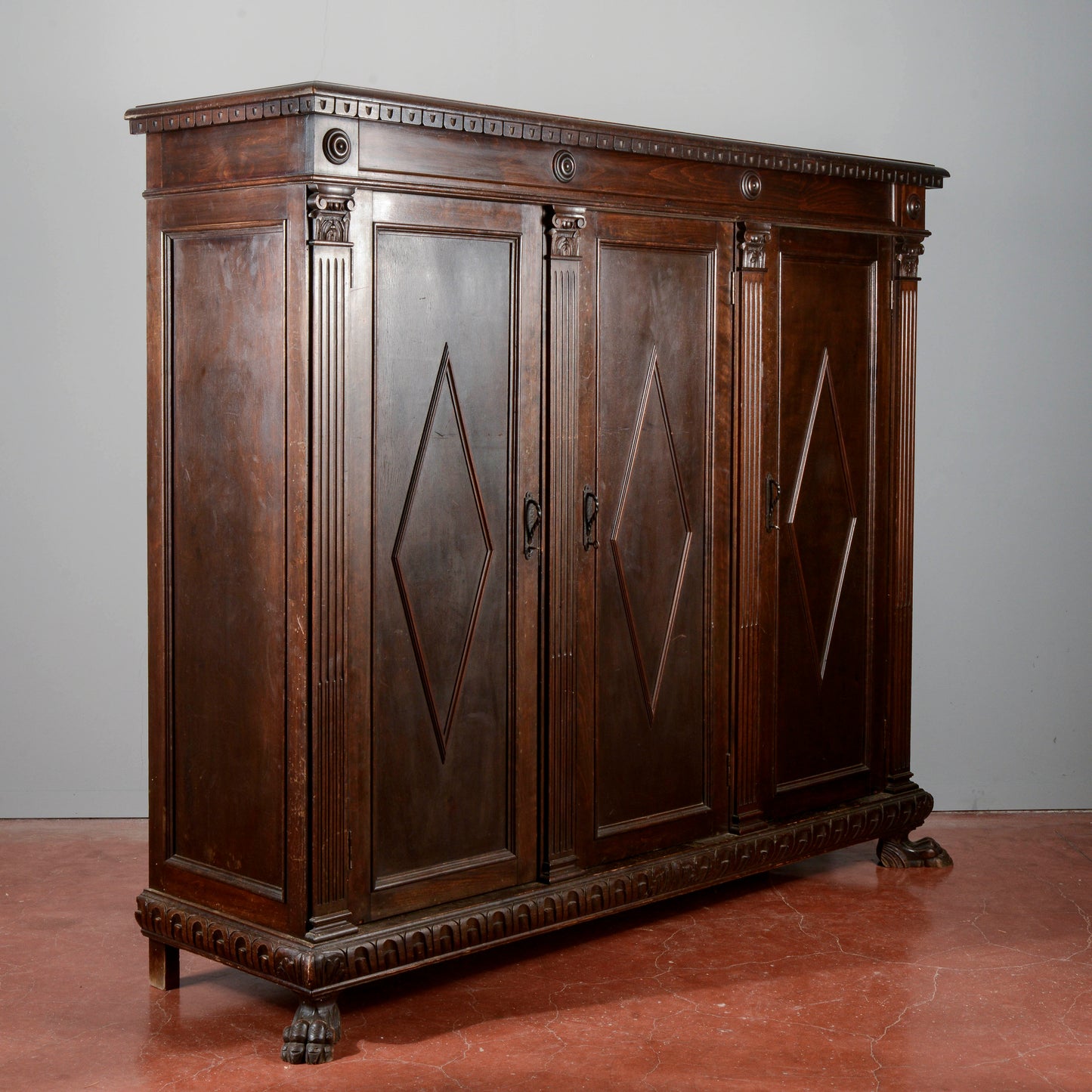 Credenza libreria tre ante epoca primo 900 decori a rombi stile neorinascimentale