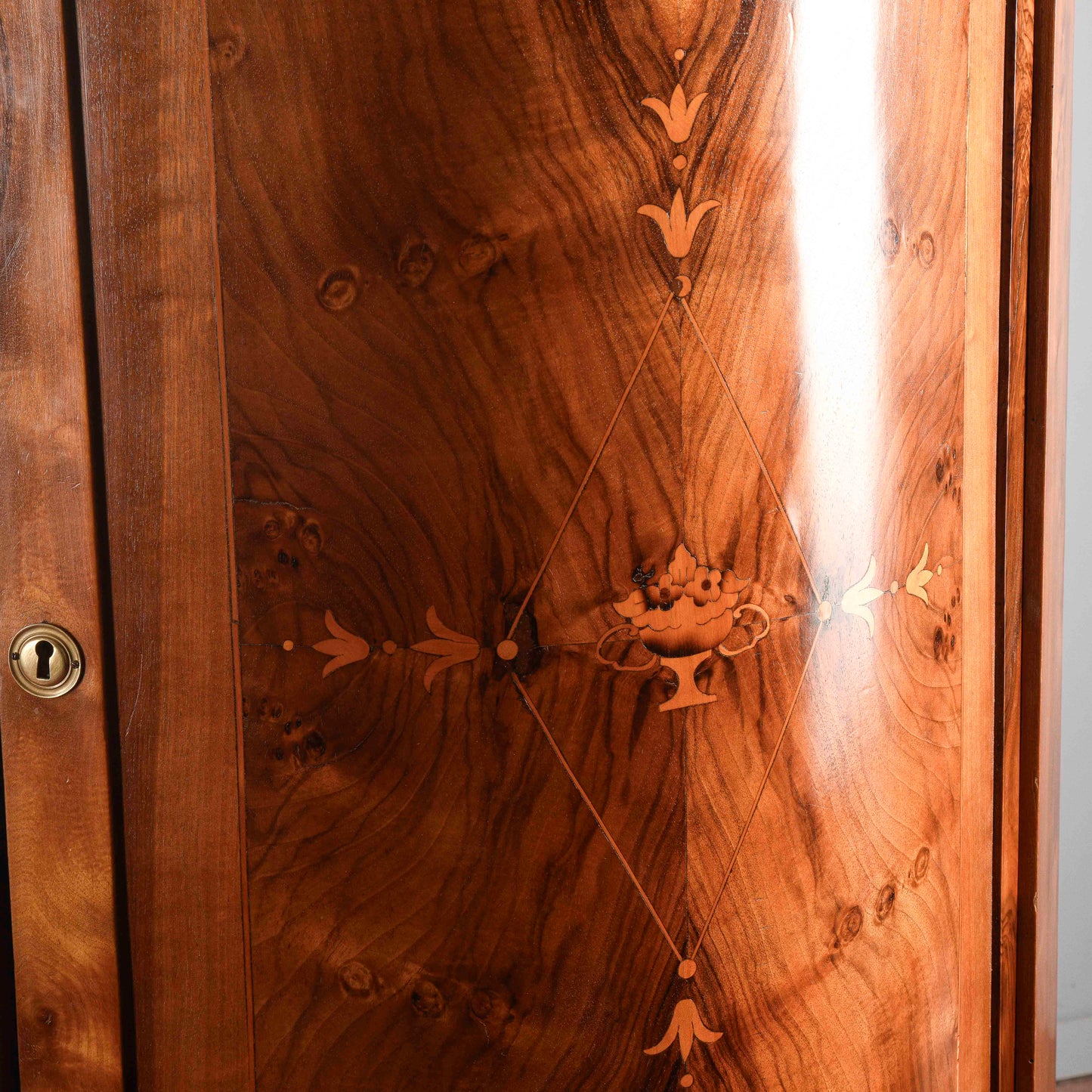 Armadio art deco intarsiato