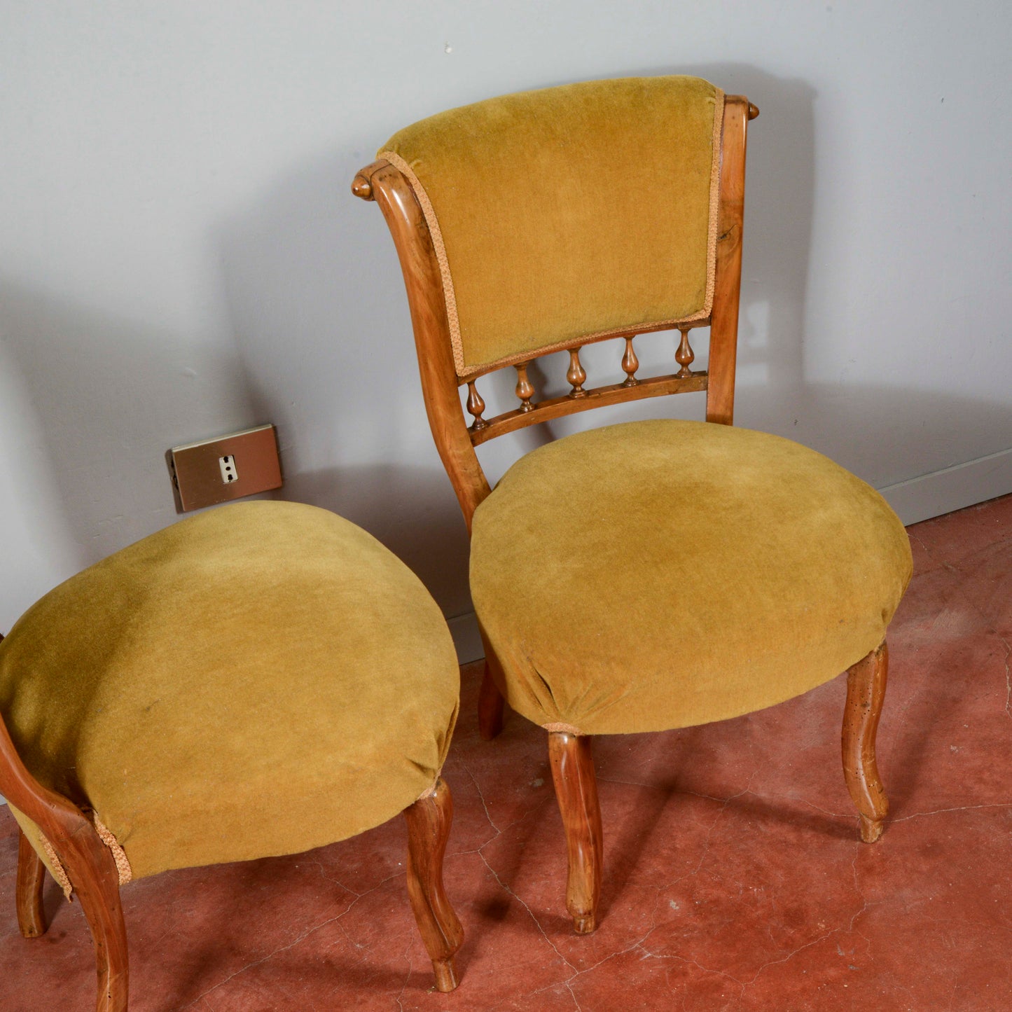 Coppia poltroncine  in noce rivestite in velluto fine secolo XIX