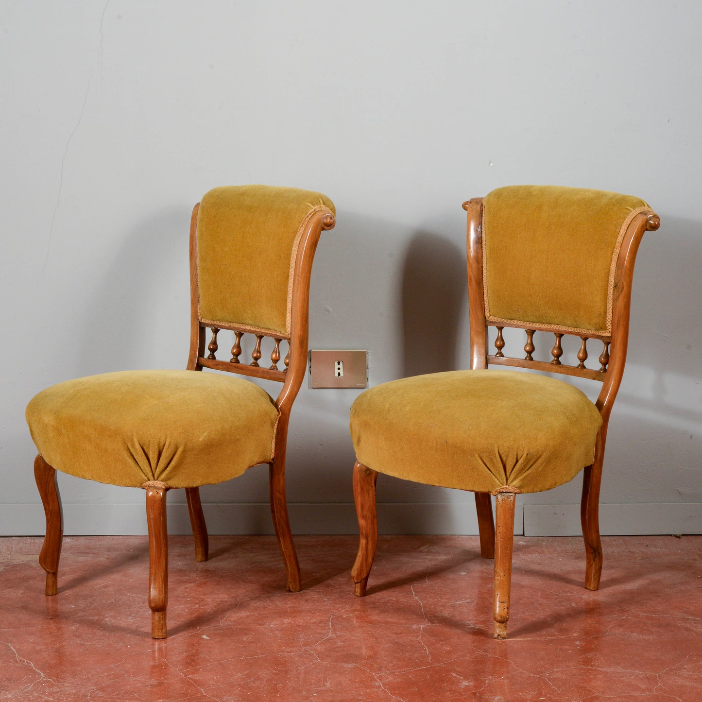 Coppia poltroncine  in noce rivestite in velluto fine secolo XIX