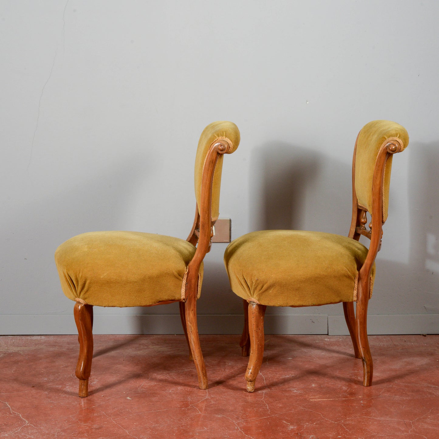 Coppia poltroncine  in noce rivestite in velluto fine secolo XIX