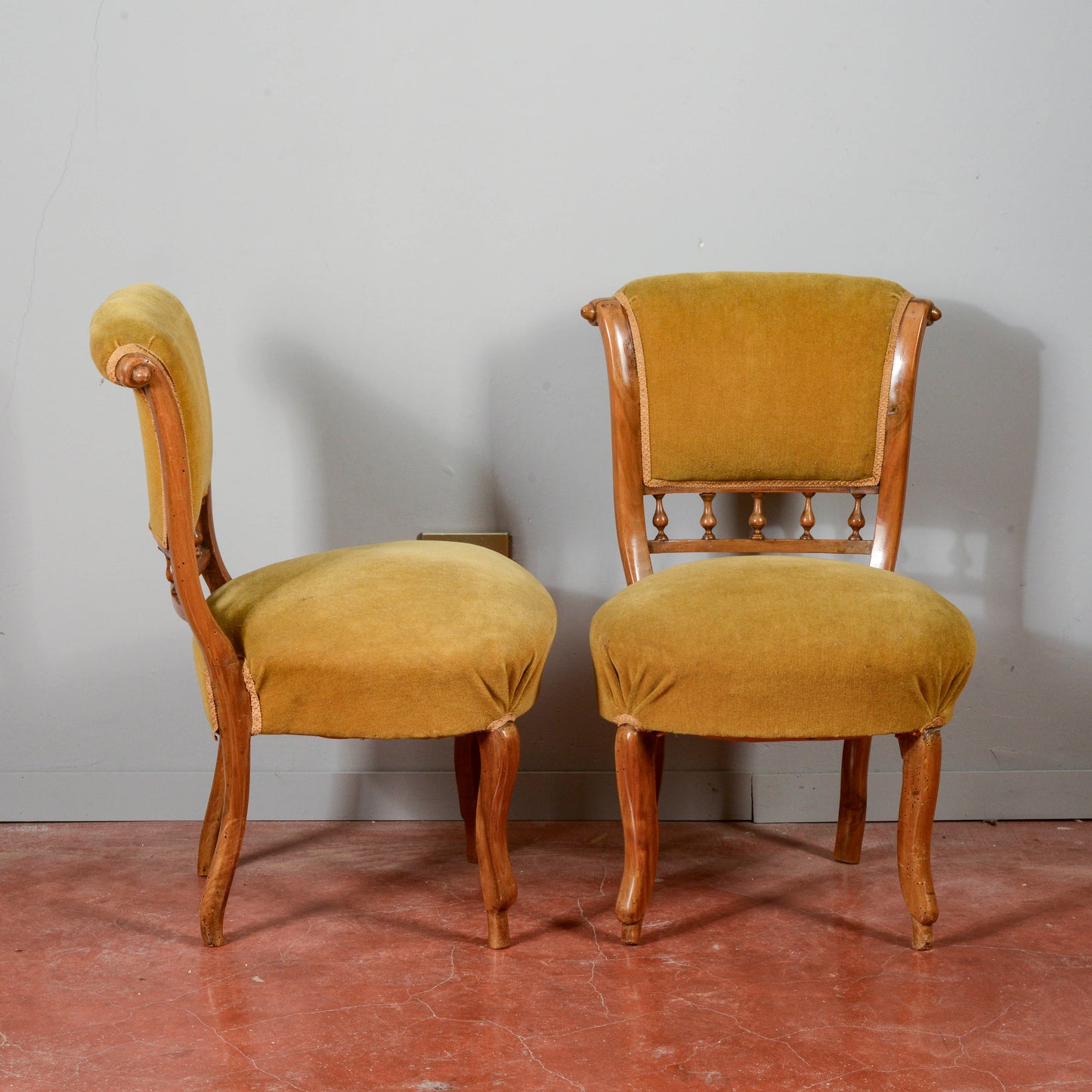 Coppia poltroncine  in noce rivestite in velluto fine secolo XIX