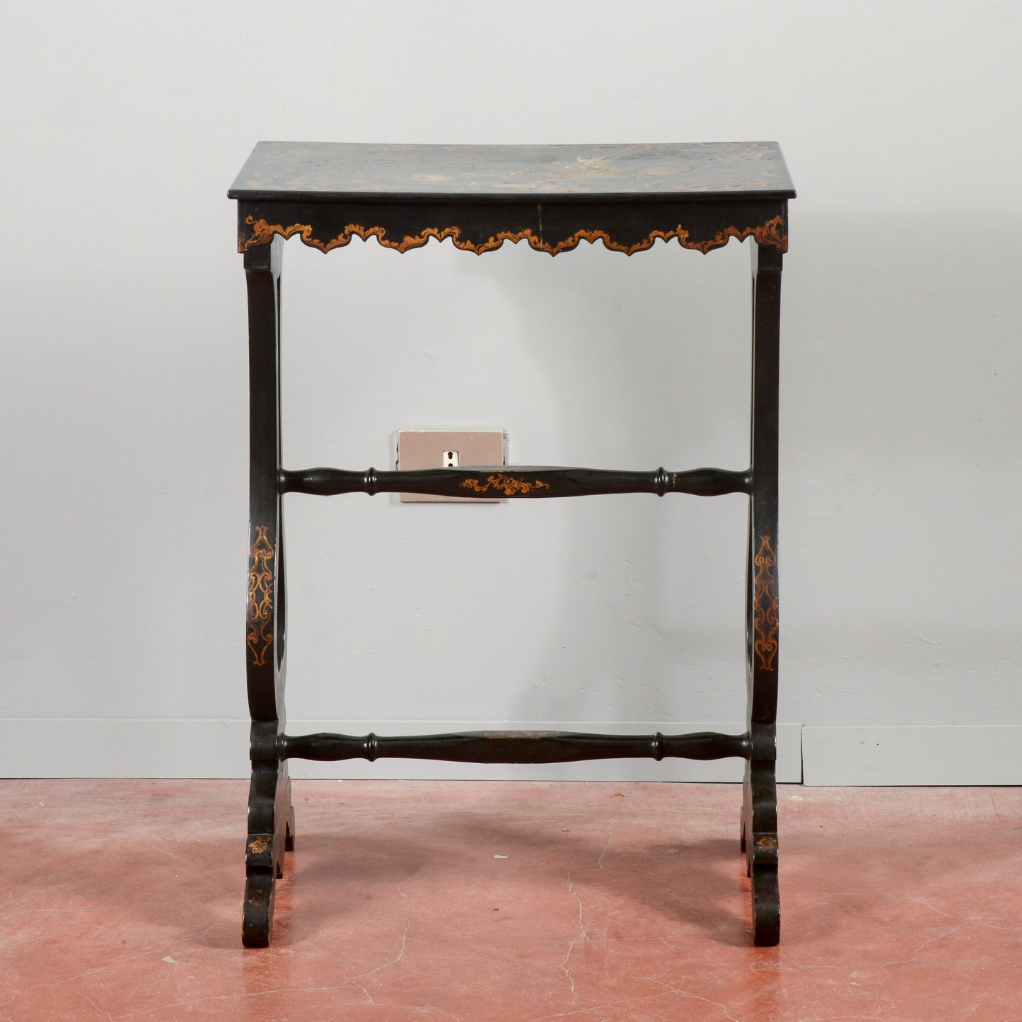 Tavolino laccato nero con decori floreali  epoca 1880 stile Edoardiano