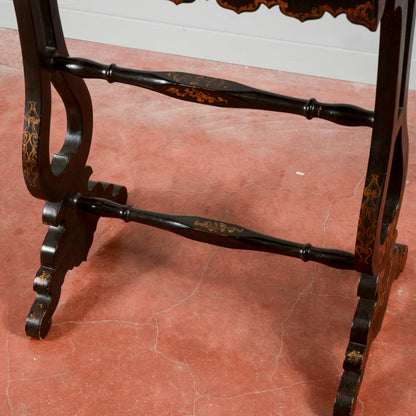 Tavolino laccato nero con decori floreali  epoca 1880 stile Edoardiano
