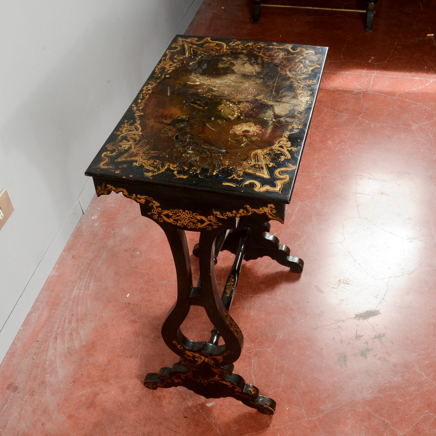 Tavolino laccato nero con decori floreali  epoca 1880 stile Edoardiano
