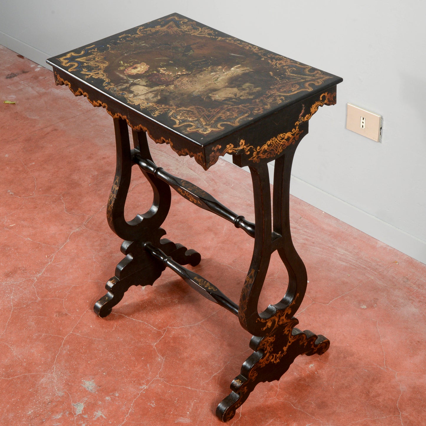 Tavolino laccato nero con decori floreali  epoca 1880 stile Edoardiano