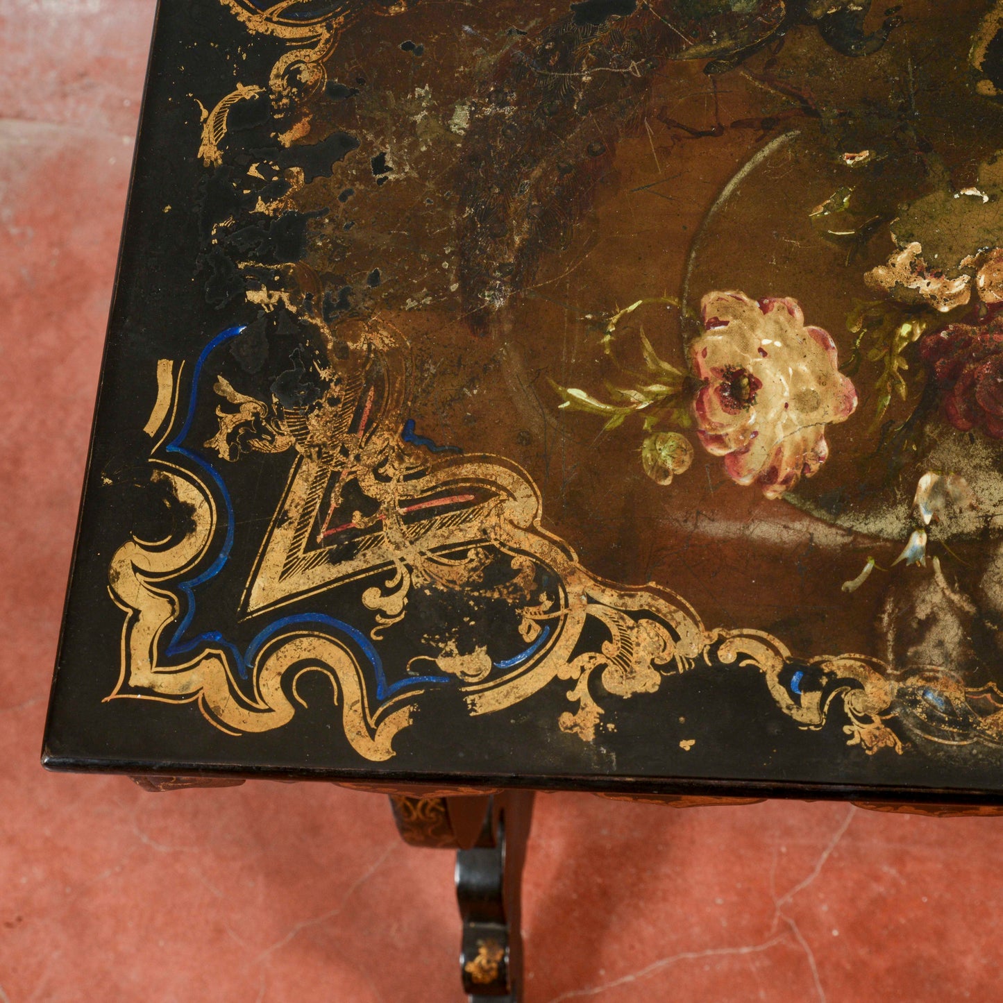 Tavolino laccato nero con decori floreali  epoca 1880 stile Edoardiano